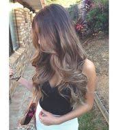Lange Haarmodelle Kumral Sac Rengi Aslinda Kullu Koyu Gri Sac Renginin Yogunlukta Oldugu Nonperest Hair Styles Long Hair Styles World Hair