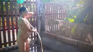 Nudiste, Femme de chambre nue, Femme au foyer nue, Douche, à la campagne,  Bikini, outdoor, public, j