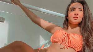 De biquíni, Tainá Costa rebola bumbum imenso: 