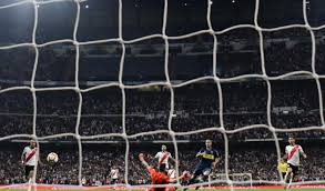 Plusieurs rumeurs évoquaient une destination comme abou dhabi. Fotos River Vs Boca El Color En Las Tribunas Del Santiago Bernabeu Antena 2