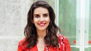 Sabes lo que pasa, a mí me contaron, no sé si la voy a cagar aquí y el lunes me van a retar, lo que me contaron es que en tvn parece este año tienen que escoger el hombre y parece que el 13 escoge la mujer. Maria Luisa Godoy Explico Por Que Dejo El Teletrabajo Y Regreso A Estudio De Tvn Con Embarazo De 6 Meses