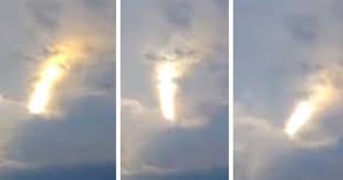 Et plusieurs choses le prouve. Video Phenomene Inexplique On A Compris L Origine De Ces Etranges Lumieres Mouvantes Dans Le Ciel Le Huffpost