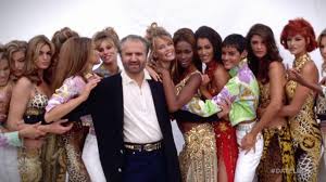 Gianni versace, (born december 2, 1946, reggio calabria, italy—died july 15, 1997, miami beach, florida, u.s.), italian fashion designer known for his daring fashions and glamorous lifestyle. Turistika Sjednotit Textar Gianna Versace Death Gepard Lahodny Rozsudek
