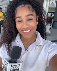 Danielle Strong (@itsstrongonair) • Instagram photos and videos