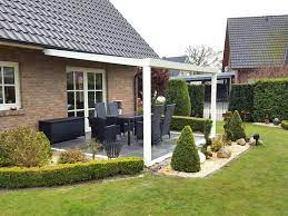 Der übergang zwischen terrasse und garten sollte möglichst harmonisch sein und beide teile optisch miteinander verbinden. Von Der Terrasse In Den Garten So Gelingt Ein Schoner Ubergang