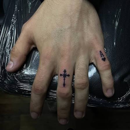 Dope finger tattoos from the other day🙃 #fingertattoos #crosstattoo #fyp #simpletattoos #sctattooartist #tattooideas