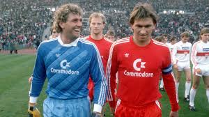 Die grafiken wurden freundlicherweise zur verfügung gestellt von raimund simmet. Fc Bayern Die Trikots Im Wandel Der Zeit