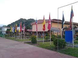 Episod 1 ini mengisahkan tentang sifat/adab dan akhlak asraf sebelum dia bersekolah di smk datuk panglima abdullah. Sekolahku Obor Pengiring Jalan Cikguelina