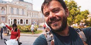 Ο ευτύχης μπλέτσας (6 ιανουαρίου 1980, αθήνα) είναι έλληνας κινηματογραφιστής, παρουσιαστής. O Eytyxhs Mpletsas Afoy Gyrise 80 Xwres Perigrafei Sto Iefimerida Poios Einai O Idanikos Proorismos Travel Iefimerida Gr