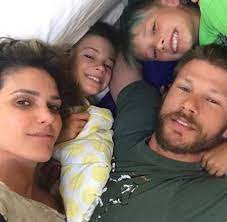 Com ajuda dos filhos, rodrigo hilbert constrói travessia de madeira: Rodrigo Hilbert E Fernanda Lima Posam Com Filhos Gemeos Ibahia