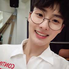 Cho Young Shin (조영신) is the boy who played the role of the boyfriend in «  neverland. »