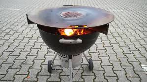 Als begeisterte hobbygriller haben wir uns gefragt, wie man mehr aus einem kugelgrill herausholen rost einsetzen, pizzastein einlegen (ich nutze das bbq system von weber incl. Weber Kugelgrill Trifft Feuerplatte Edinger Markte