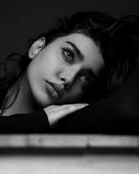 Güzel Bir Kadının Gri Tonlamalı Fotoğrafı · Ücretsiz Stok Fotoğraf