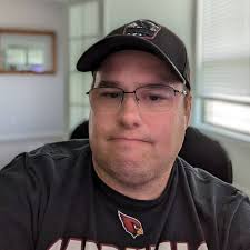 Estranho que as mesmas pessoas que querem seguir em frente são aquelas que  reclamaram durante anos sobre o uso de um servidor privado da Hillary  Clinton.