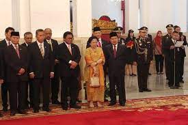 .jokowi akan memanggil menteri baru hari ini serta melakukan pelantikan menteri besok. Megawati Hadiri Pelantikan Menteri Baru Hasil Reshuffle