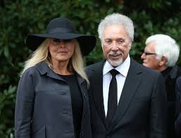 A tearful sir tom jones has spoken of the loss of his wife, during an emotional return to the stage. Pin On Tom Jones Fotos