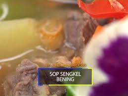 Kuah sop iga yang enak harusnya harum, penuh rempah dan berkaldu nikmat. Resep Sop Sengkel Bening Gurih Kuahnya Menggoda Selera