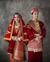 Provinsi yang memiliki keindahan alam mulai dari pegunungan dan danau. Gambar Pakaian Adat Greatnesia