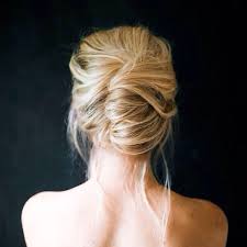 La banana è ricca di vitamine, oli naturali e acqua, elementi che la rendono capace di restituire umidità ai capelli, rendendoli visibilmente morbidi e . Chignon A Banana Come Portare L Acconciatura Piu Trend Del 2017 Alexim Parrucchieri