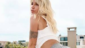 She was born on november 7, 1974 in buenos aires, argentina. Flor Pena Pasa Sus Dias De Aislamiento Con Un Micro Short Infartante Da La Nota