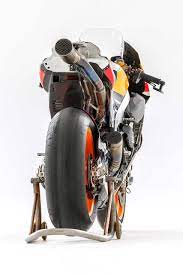 マルケス車 カウルを外した状態のほぼ真後ろショット autosport web スーパーバイク マルケス レーシングバイク