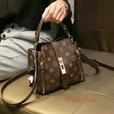 Selain itu harga yang terjangkau bisa dijadikan sebagai solusi ketika memang anda merasa kesulitan untuk memiliki tas branded berkualitas ini. Harga Tas Branded Terbaik Tas Wanita Juli 2021 Shopee Indonesia