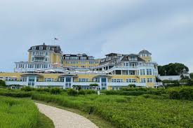 Complete with seven bedrooms, eight fireplaces, a glorious pool, and shoreline views extending 700 feet, this mansion is one of her most impressive buys. A Brief History Of Taylor Swift S Rhode Island Feud