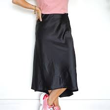 Nous vous offrons la possibilité de mettre la main sur de nombreux articles. Jupe Claudia Noire Robe Au Look Tendance Maia Zoe