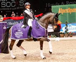 Einen tag später wird der titel in der kür vergeben. Jessica Von Bredow Werndl Vor Isabell Werth Im Weltcup Von Salzburg