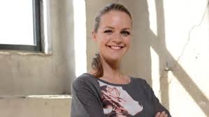 Nachdem wir die platten reingetragen hatten, war die erste szene im kasten. Eva Brenners Emotionaler Abschied Von Zuhause Im Gluck
