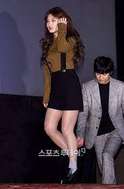 내가 자꾸 다리 오므리니까 동생이 못오므리게 아예 팔로 고정시키고 활짝 벌리는데 미치겟더라 ㅋㅋㅋ. ë°°ìš° ê¹€ìœ ì • ë¬´ëŒ€ì¸ì‚¬ ë…¼ëž€ ì´ì–´ ë…ê°ê¹Œì§€ ì•„ì‹œì•„ê²½ì œ