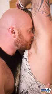 Licking Armpits | Bear Films | GayMobile.fr