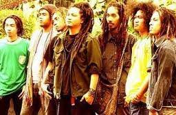 Kaligis (vokal), a ray daulay (gitar), teguh wicaksono (gitar). Steven Coconut Treez Home Facebook