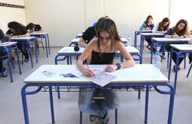 Κάποια χρονική στιγμή το κέντρο μάζας του τροχού έχει ταχύτητα μέτρου υcm. Panellhnies 2020 Fysikh 8emata Apanthseis Morias News