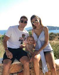 Stylist manon meijers is al zo'n twee jaar gelukkig met zanger guus meeuwis. Vriendin Guus Meeuwis Hint Op Verloving En Santiago Arias Poseert Voor Familiekiekje Brabant Ed Nl