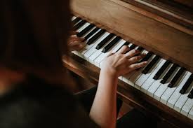 Die klaviatur hat in diesem fall eine breite von 123 zentimetern. Klaviertasten So Einfach Lernen Anfanger Noten Auf Dem Klavier
