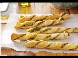 Grissini di pasta sfoglia ripieni. Grissini Velocissimi Di Pasta Sfoglia 2 Versioni Super Golosi Il Finger Food Natalizio Youtube