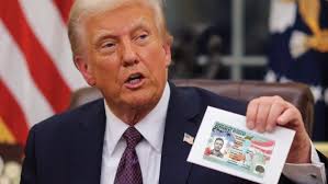 Trump annuncia un nuovo programma per consentire agli immigrati di ottenere  la green card per risiedere negli Stati Uniti.