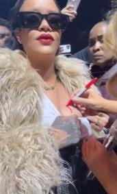 Mariah Carey firma un pecho a Rihanna: «Esto es icónico»