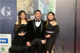 حرصت الفنانة الشابة ليلى ابنة الفنان احمد زاهر على مشاركة متابعيها صورة جديدة لها عبر حسابها الرسمى على موقع تبادل الصور وتركت شعرها بتسريحة الكيرلى منسدلًا على كتفيها، ونالت إعجاب الكثير من متابعيها. Ø¨Ø³Ø¨Ø¨ ÙØ³ØªØ§Ù†Ù‡Ø§ Ø§Ø¨Ù†Ø© Ø£Ø­Ù…Ø¯ Ø²Ø§Ù‡Ø± ØªØªØ¹Ø±Ø¶ Ù„Ù…ÙˆÙ‚Ù Ù…Ø­Ø±Ø¬ Ø¹Ù„Ù‰ Ø§Ù„Ø³Ø¬Ø§Ø¯Ø© Ø§Ù„Ø­Ù…Ø±Ø§Ø¡ Ø§Ù„ÙÙ† Ø¬Ø±ÙŠØ¯Ø© Ø§Ù„Ø·Ø±ÙŠÙ‚
