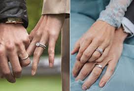 Cincin ini adalah 3d dari bentuk tiara seorang putri. Gambar Cincin Tunangan Di Jari Manis