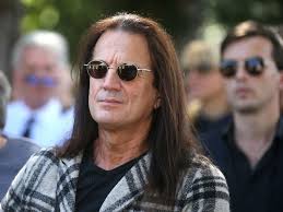 Francis lalanne a actuellement 62 ans. Francis Lalanne Se Fait Voler Sa Sacoche Un Garcon De 11 Ans La Lui Rapporte Pureactu Com