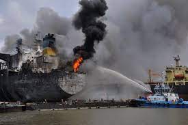 Kapal tangki misc bunga alpinia terbakar 2012 di jeti terminal petronas chemicals methanol sdn bhd, pulau labuan pada 26 julai 2012 jam 2.30 pagi. Breaking Kapal Tanker Terbakar Di Belawan 22 Orang Dilarikan Ke Rs