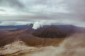 Scientists Still Can T Find The Volcano Whose Massive Eruption Caused A Mini Ice Age Https Futurism Com Scientists Still Volcano Indonesia Chinese Mountains