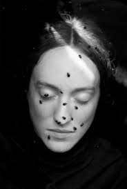 THE VEILED PACT BETWEEN THE STORY AND THE PHOTOGRAPHY