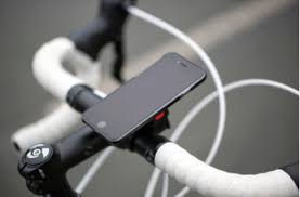 Pour pouvoir recharger votre téléphone, vous devez d'abord recharger votre pochette. Recharger Son Smartphone A Velo Grace A La Dynamo