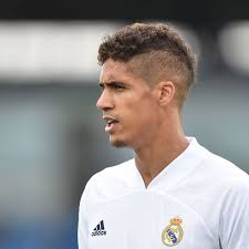 De franse verdediger tekent een contract tot medio 2025 bij . Three Raphael Varane Performances That Show What Manchester United Can Get Manchester Evening News