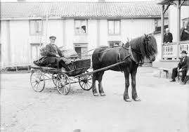 It is located by th. Postforare Jan Myrberg Kor Sista Postturen Med Hast Strackan Oregrund Osthammar Oregrund Jarnhandlare Edvard Holmgrens Gard Osthammar Uppland Upplandsmuseet Digitaltmuseum