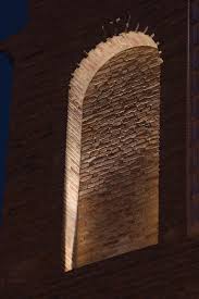 Raffigura la festa di san pantaleone, patrono di miglianico (in abruzzo), realizzata tra il 1881 e il 1883, divenne la grande attrazione dell'esposizione internazionale di roma del 1887, suscitando un vivace dibattito, soprattutto per il crudo realismo, assai distante dai suoi precedenti soggetti. Chiesa Di San Michele Arcangelo E Santuario Di San Pantaleone L L Luce Light