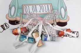 Die hochzeit ist der schönste tag im leben eines hier wird eine nette hochzeitskarte zum geldgeschenk umfunktioniert, indem an das auto an dem sonst. Hochzeitskissen Mit Auto Und Gelddosen Kreatives Geldgeschenk
